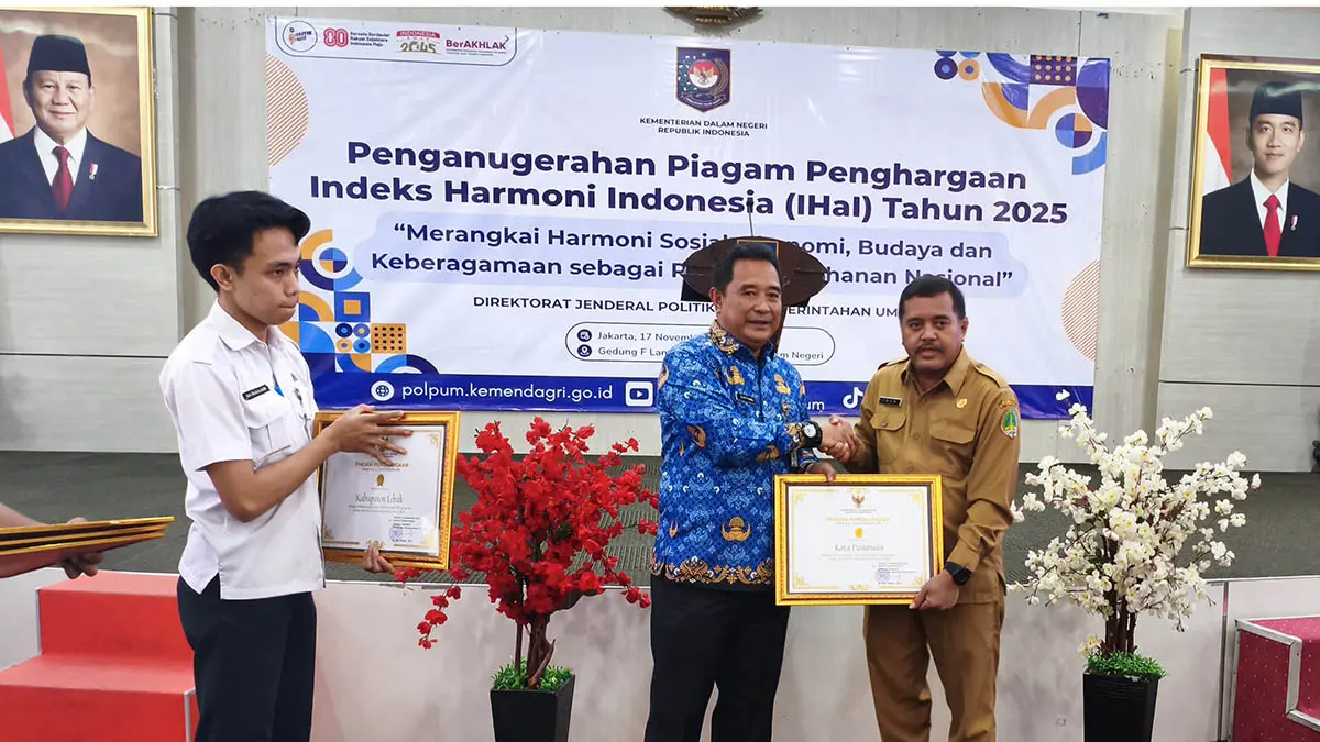 TINGKAT NASIONAL: Kepala Diskominfotik Kota Pasuruan yang mewakili Pemkot Pasuruan saat menerima penghargaan Keberhasilan Pengukuran Indeks Harmoni Indonesia (IHaI) Tahun 2025 dari Kementerian Dalam Negeri Republik Indonesia. (Foto: Diskominfotik Kota Pauruan for Jawa Pos Radar Bromo)