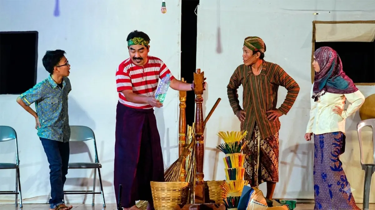 Agus Lithanta (baju garis-garis merah-putih) saat main ludruk dengan legenda ludruk Kota Probolinggo alm Cak Mukadi. (Dok. Radar Bromo)
