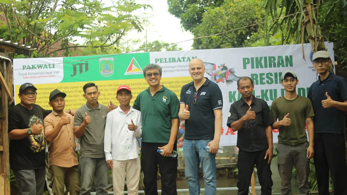 AKSES INFORMASI: Manajemen PT JTI Indonesia bersama pengurus Bumdes Bangkit bersama didepan usaha budidaya ikan sungai. (Foto: Japan Tobacco International for Jawa Pos Radar Bromo)