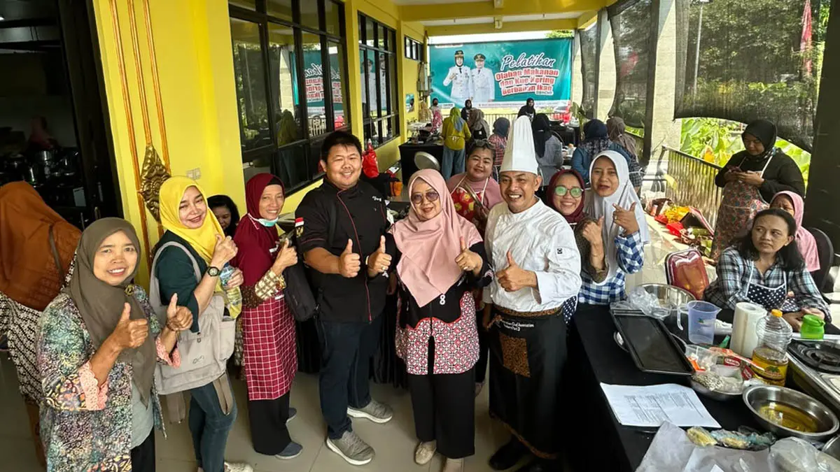 ANTUSIAS: Ita Fidayanti bersama pelaku UMKM setelah acara pelatihan chef di Mojokerto. Ita meyakini bahwa UMKM dan perempuan bisa menggerakkan ekonomi. (dok Pribadi)