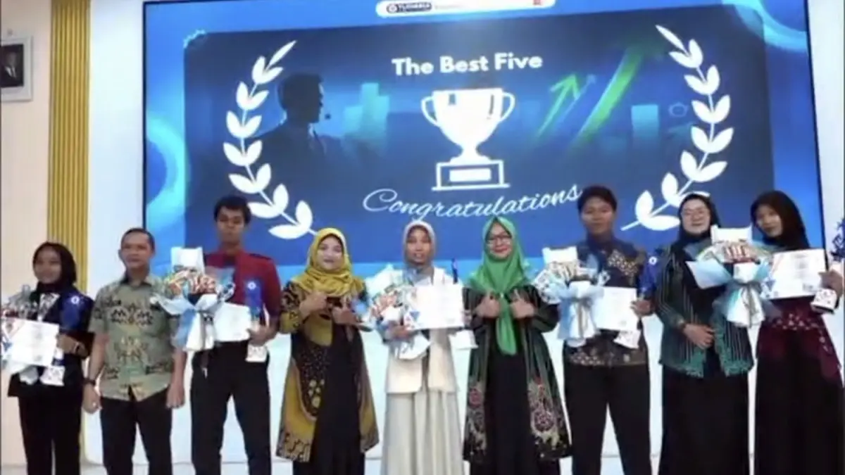 APRESIASI: Kepala SMKN 2 Kraksaan Rr. Herlina Wulansari, S.Pd., M.M. bersama The Best Five Esemkrada Speaker Academy (ESA) 2026.