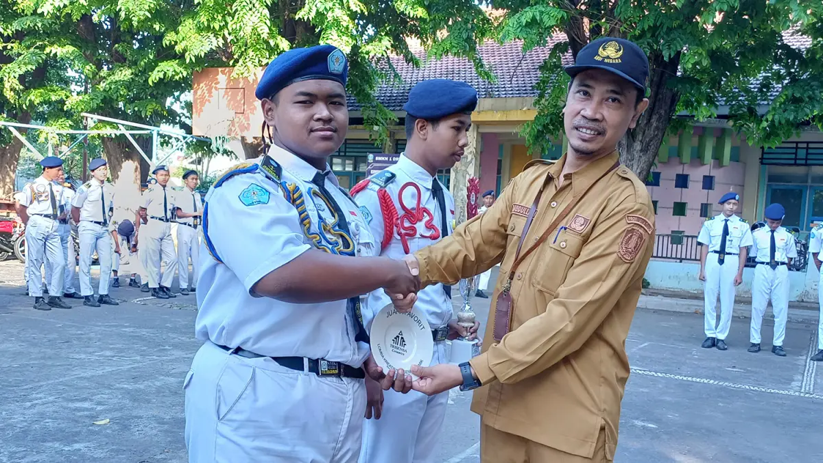 APRESIASI: SMKN 1 Dringu berhasil meraih juara favorit dalam lomba seni kreativitas keramik.