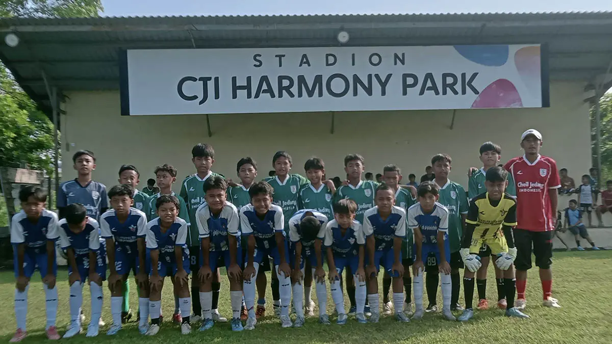 ASAH KEMAMPUAN: Anak-anak dari sekitar perusahaan yang tergabung dalam CJI Football Club (CJFC). (Foto: CJI for Jawa Pos Radar Bromo)