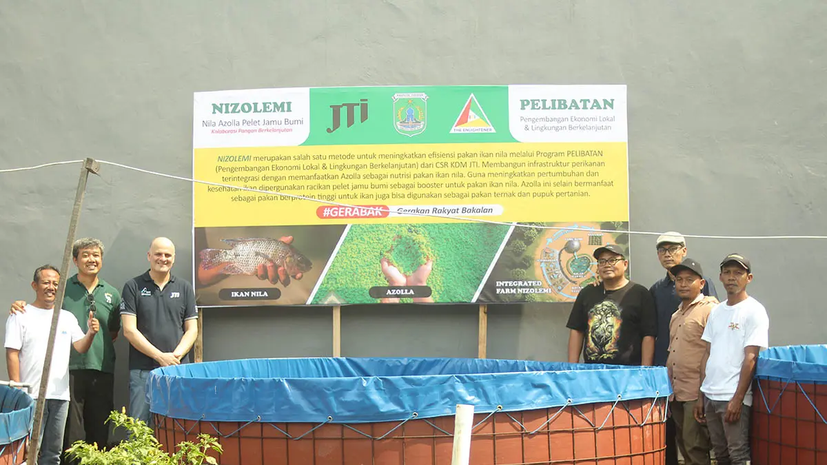 BERKAT INTERNET: Adanya akses internet mendorong masyarakat memperoleh informasi di bidang perikanan. Salah satunya info tentang pembuatan pakan ikan nila. (Foto: Japan Tobacco International for Jawa Pos Radar Bromo)