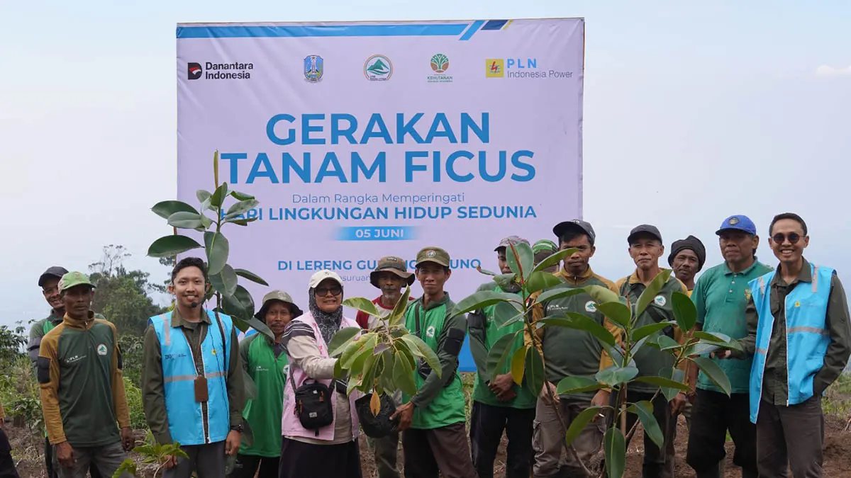 BERKELANJUTAN: Penanaman pohon beringin sebagai upaya menjaga keseimbangan ekosistem dan keberlanjutan sumber daya air. (Foto: Indonesia Power for Jawa Pos Radar Bromo)