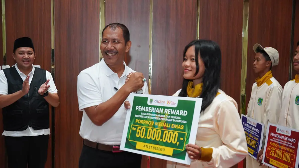 BERSINERGI: Ketua KONI Mamat Aryo Setiawan memberikan reward terhadap atlet Kabupaten Pasuruan berprestasi. Sinergi KONI dan Pemkab Pasuruan turut mengembangkan prestasi. (KONI for Jawa Pos Radar Bromo)