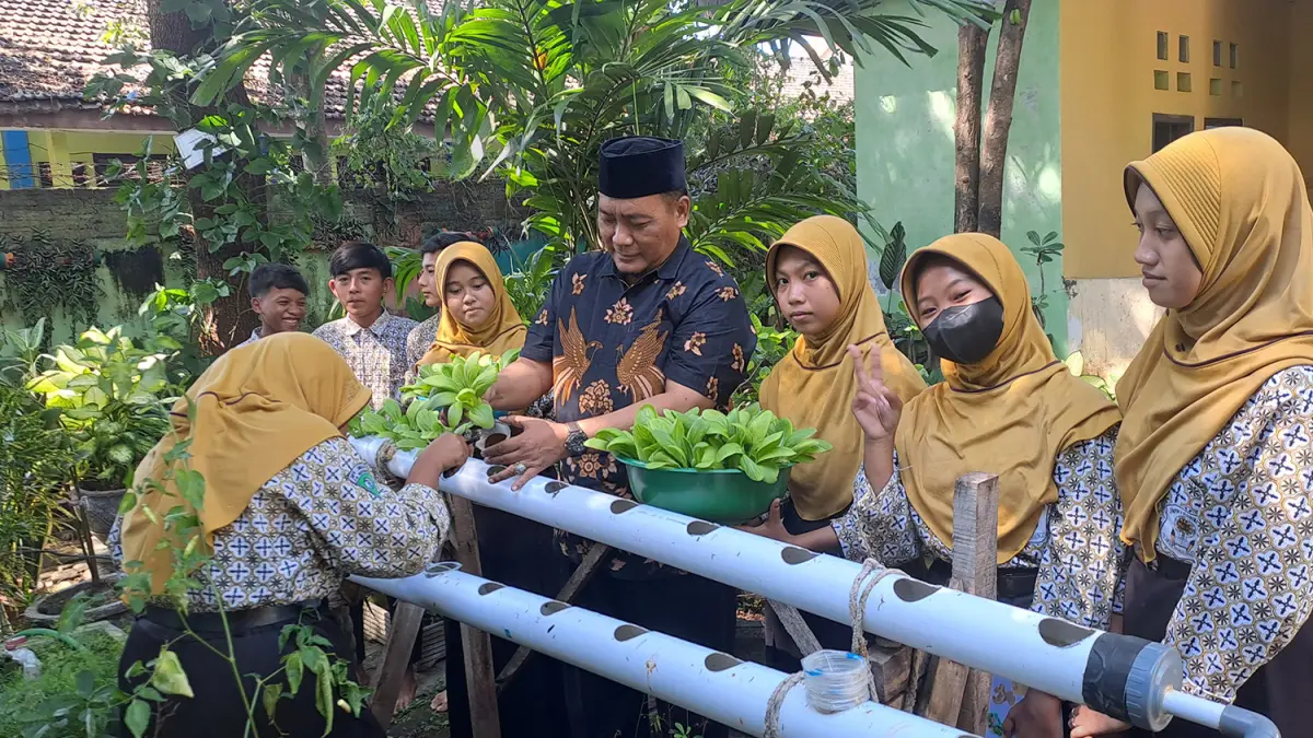 CINTA ALAM: Kepala SMPN 1 Sumberasih Drs. Mukhammad Zamroni membersamai siswa mengikuti Ekstrakurikuler Suaka Flora sekolah Adiwiyata.