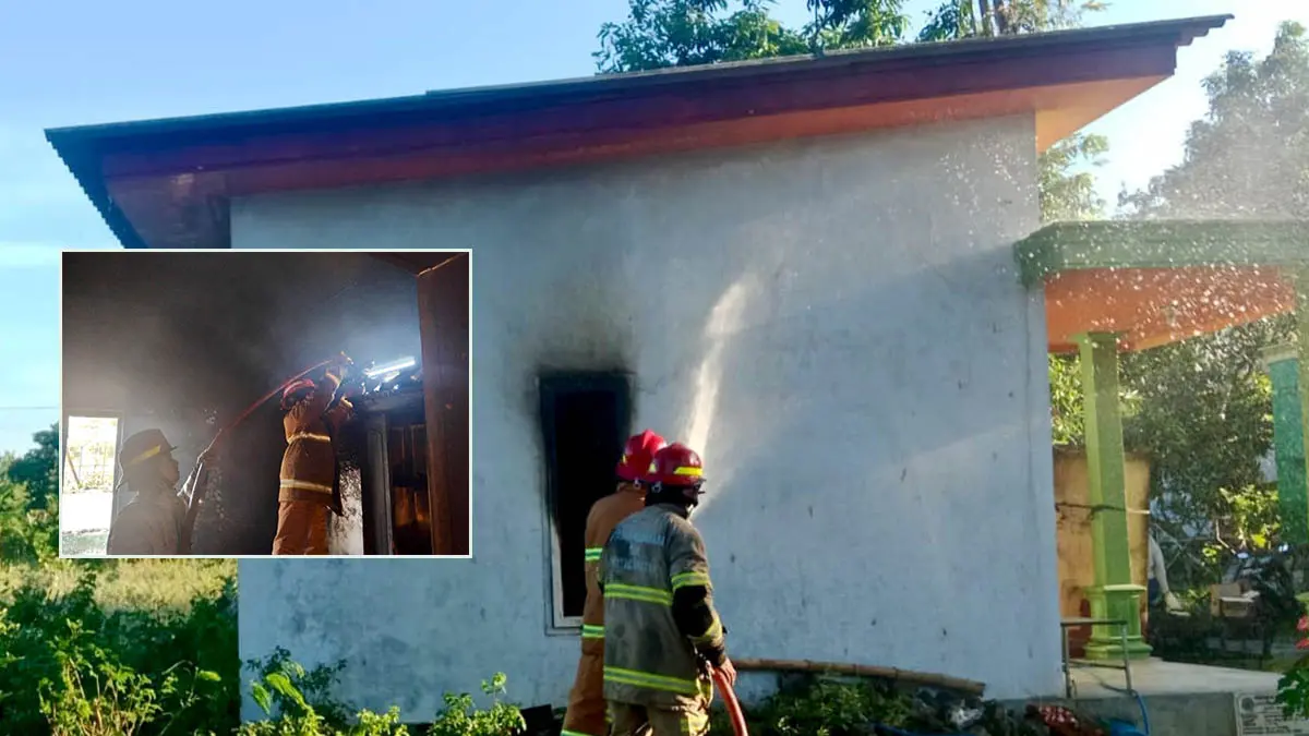 DIPADAMKAN: Petugas Damkar Kabupaten Probolinggo melakukan pemadaman api di rumah dinas bidan Desa Banjarsawah, Kecamatan Tegalsiwalan. (Foto: Damkar for Jawa Pos Radar Bromo)