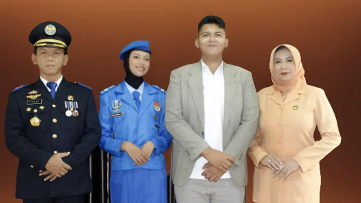 DUKUNGAN KELUARGA: Indri Oksari Handayani, S.Pd.SD. bersama suami dan putra-putri tercinta. 