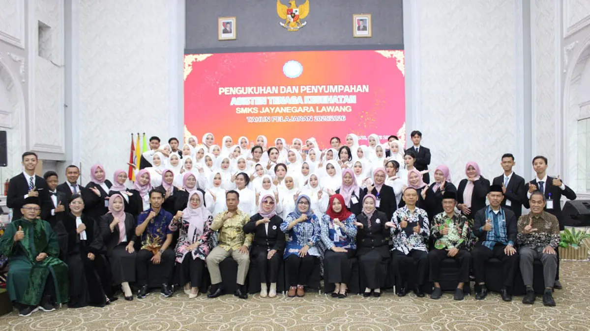 DUNIA PENDIDIKAN: Ita Fidayanti bersama jajaran pengurus dan siswa Yayasan Jayanegara di Lawang, Kabupaten Malang dalam sebuah acara pengukuhan. Bersama sang suami, Ita ikut membesarkan yayasan yang mengelola sekolah kejuruan farmasi. (dok Pribadi)