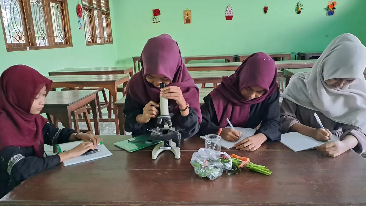 EKSAKTA: Sejumlah siswi mengikuti KBM Pelajaran IPA di laboratorium.
