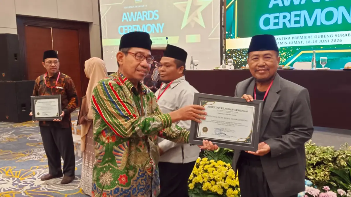 EMPAT PENGHARGAAN: Unzah Genggong memborong 4 penghargaan dalam Kopertais Awards 2026. Menjadi yang terbanyak dari 198 PTKIS di wilayah Kopertais Wilayah IV Surabaya. 