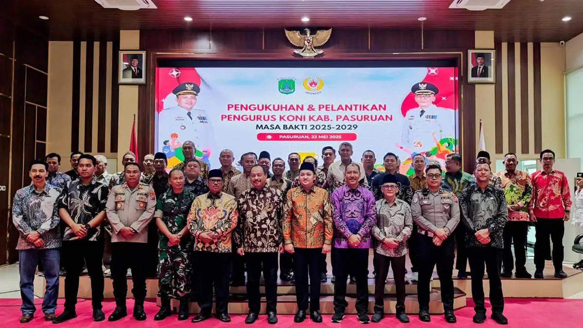 FORMASI LENGKAP: Jajaran pengurus KONI Kabupaten Pasuruan bersama Bupati dan Wakil Bupati Pasuruan. (KONI for Jawa Pos Radar Bromo)