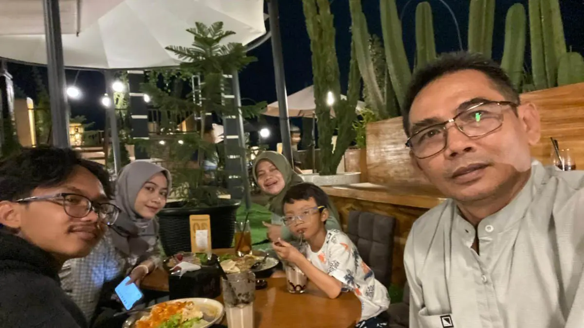 HARMONIS: Zainul Fitri dekat dengan keluarga kecilnya. Baginya, keluarga adalah tempat yang penuh kehangatan setelah lelah bekerja. (Foto: dok pribadi)