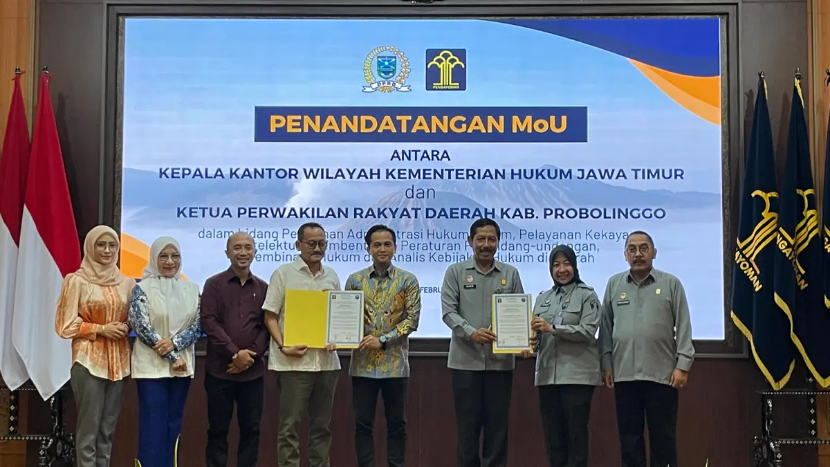 HARMONISASI: Ketua DPRD Kabupaten Probolinggo Oka Mahendra Jatikusuma  (tengah) berada di Kanwil Kemnkumham Jatim untuk harmonisasi salah satu Raperda yang diinisiasi. 