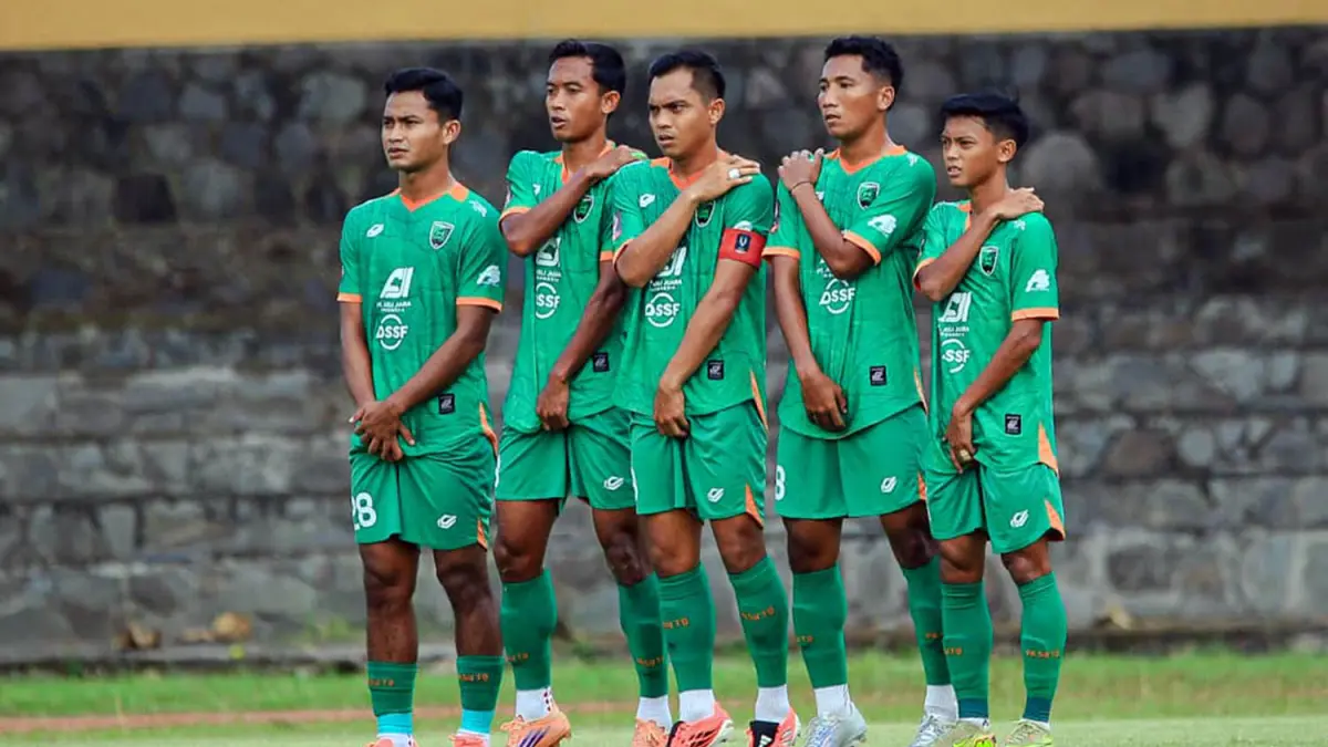 HASIL NEGATIF 8 BESAR: Para penggawa Pasuruan United saat membentuk pagar hidup untuk menghalau tendangan bebas lawan. 