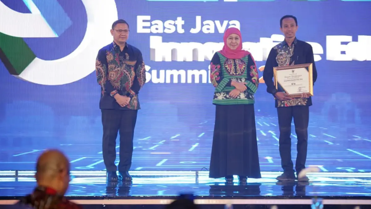 •	INOVASI: Kepala SMAN 1 Kuripan Muhammad Fachrur Rozi, M.Pd.saat menerima penghargaan 50 besar East Java Innovative Education and Government Institution Awards (EIJIES) dari Gubernur Jawa Timur Khofifah Indar Parawansa pada 2025