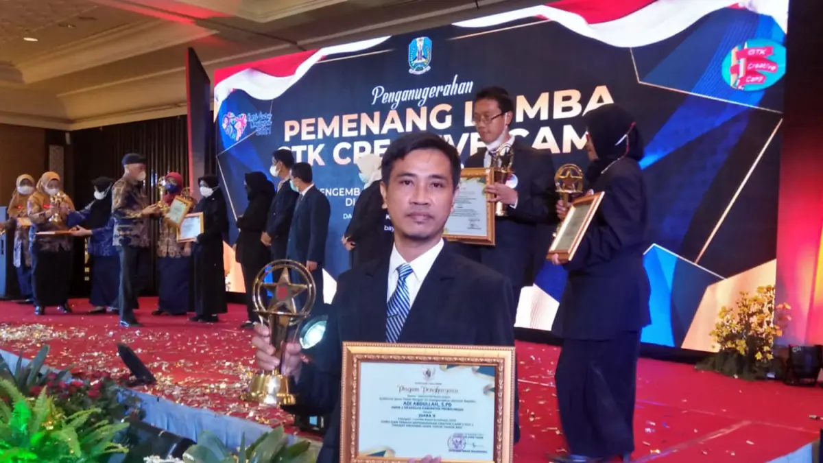 INOVATIF: Kepala SMKN 1 Dringu Adi Abdullah dalam Rabu Bisnis sebagai implementasi Mantra Pesona. 
