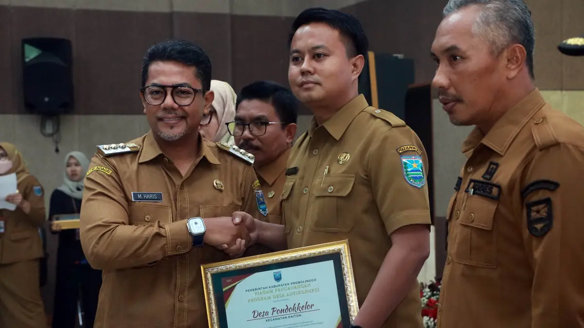 
INTEGRITAS: Bupati Probolinggo dr. Muhammad Haris menyerahkan piagam pembangunan Desa Percontohan Antikorupsi kepada Kepala Desa Pondokkelor Fredericks Ade Candra, S.T.
