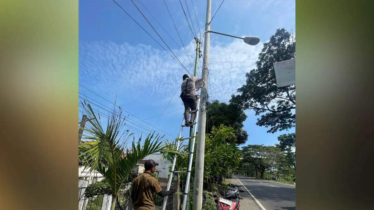 INTERNET TERJANGKAU: Pemasangan jaringan internet bagi pelanggan baru untuk akses internet dengan biaya terjangkau. (Foto: Japan Tobacco International for Jawa Pos Radar Bromo)