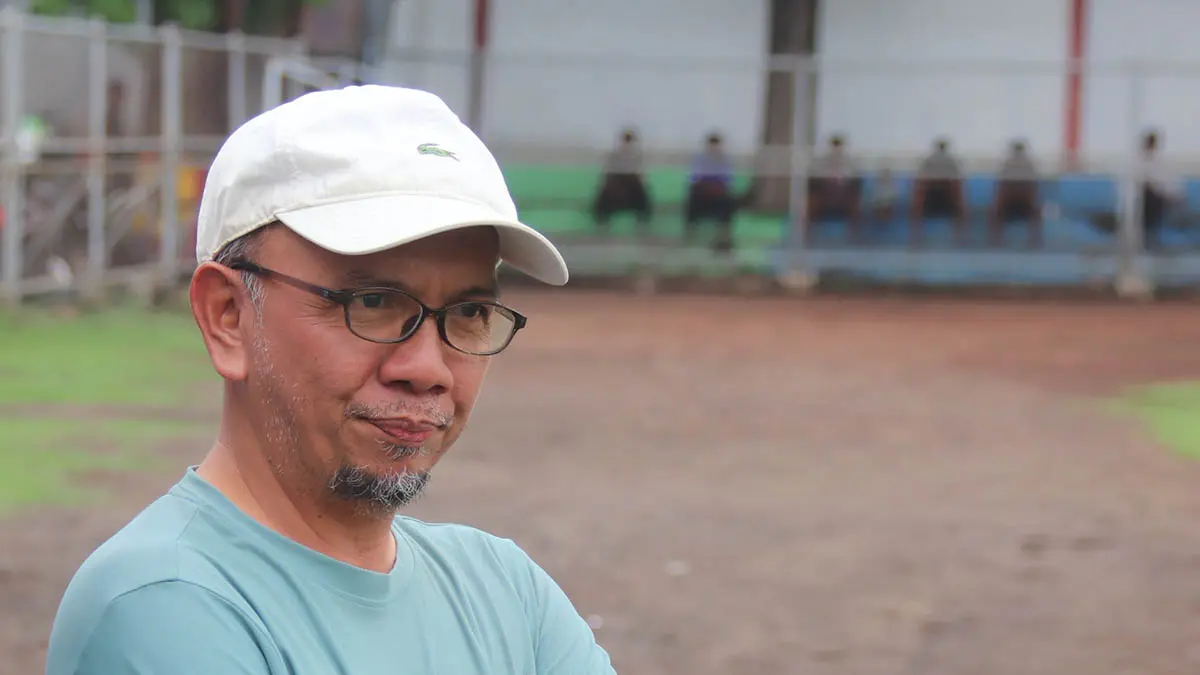JALANKAN AMANAH: Gaya Suci Mardiko saat mendampingi Persekap bertanding. Selama dua musim dia dipercaya menjadi manajer tim kebanggaan masyarakat Kota Pasuruan ini.