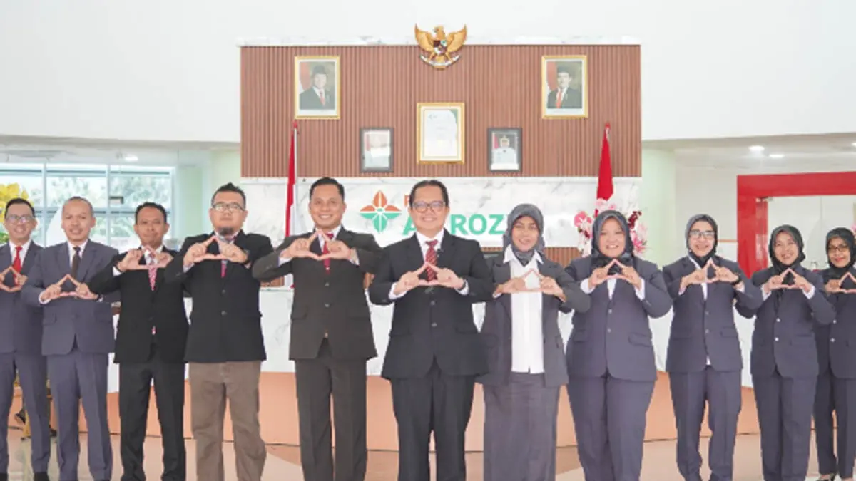 KOMITMEN : Direktur RSUD Ar Rozy, dr. Ali Yusni bersama jajaran manajemen, mulai kabag, kabid dan kasi siap melayani pasien secara profesional dengan standarisasi layanan prima. (Foto: RSUD Ar Rozy for Jawa Pos Radar Bromo)
