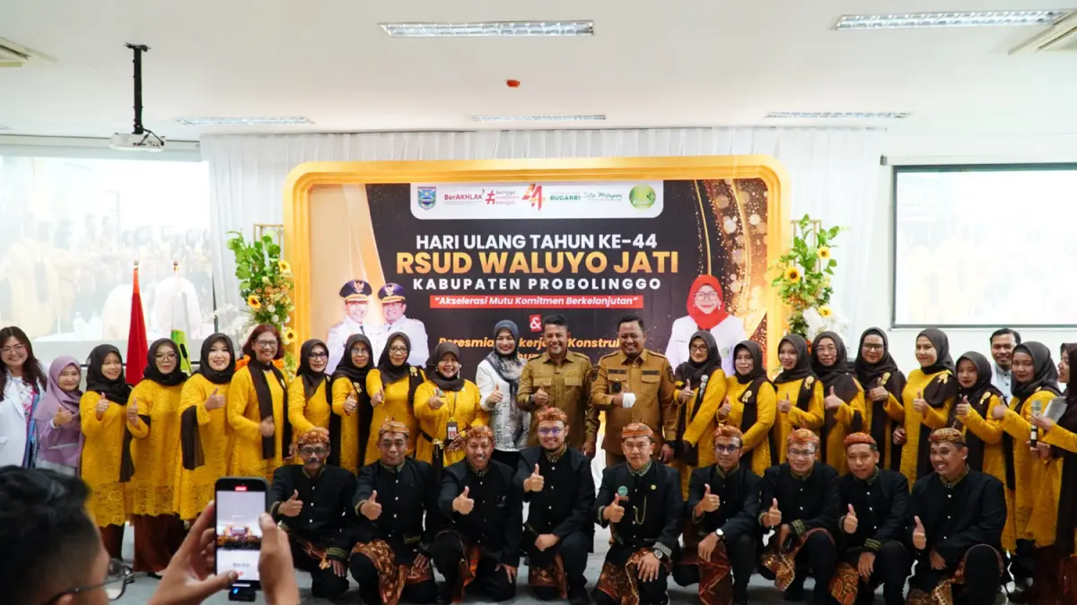 KOMPAK ; Bupati Probolinggo, dr. Mohammad Haris, Wakil Bupati Fahmi AHZ bersama jajaran direksi dan karyawan saat HUT ke-44 RSUD Waluyo Jati.