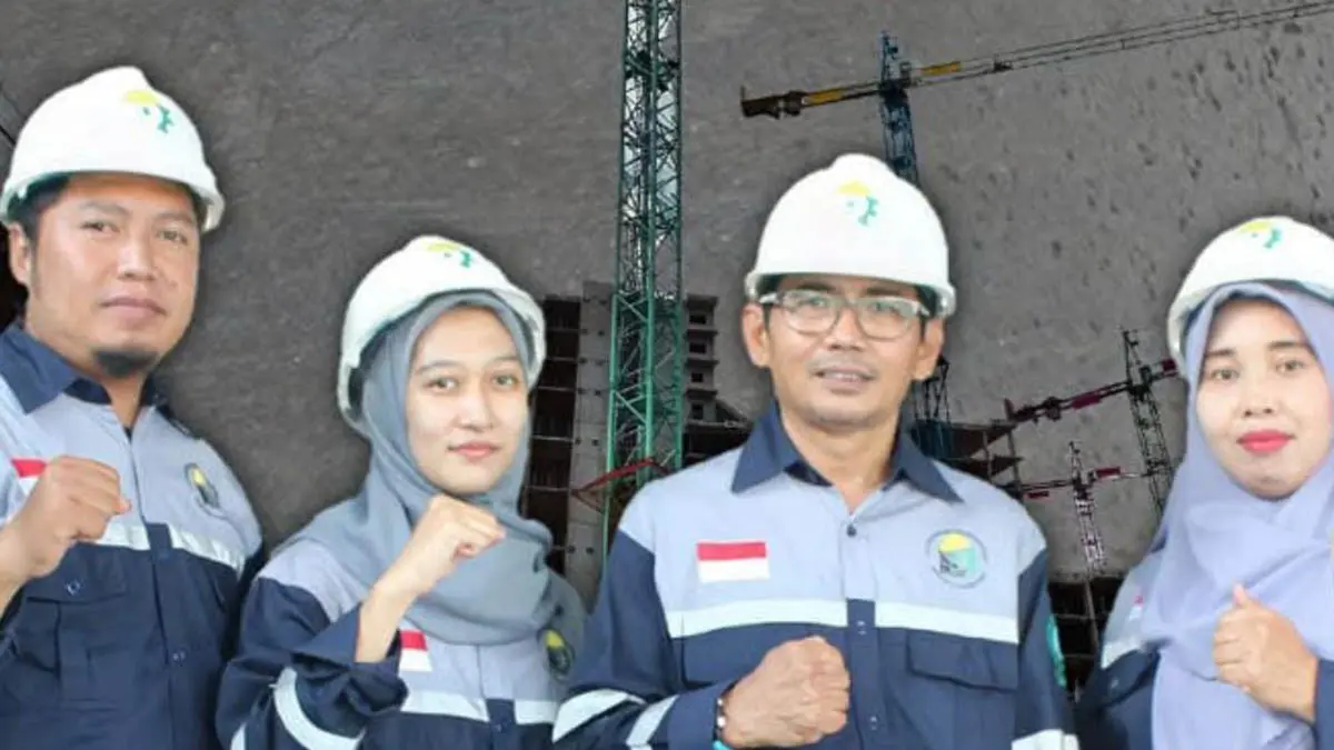 KOMPAK: Zainul Fitri (dua dari kanan) bersama rekan-rekan di perusahaannya. Dia kini mengelola dua perusahaan yang bergerak di bidang manajemen keselamatan kerja. (Foto: dok pribadi)