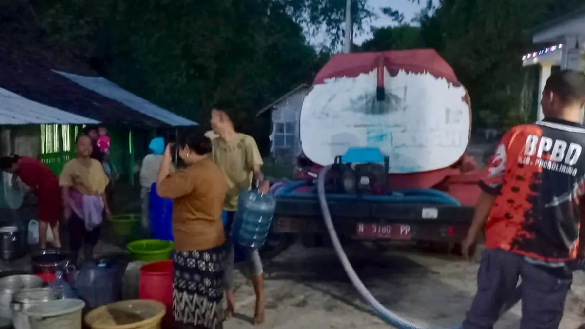 LANGSUNG DIRESPON: Petugas BPBD Kabupaten Probolinggo mendroping air bersih ke Desa/Kecamatan Tegalsiwalan. (Foto: BPBD for Jawa Pos Radar Bromo)