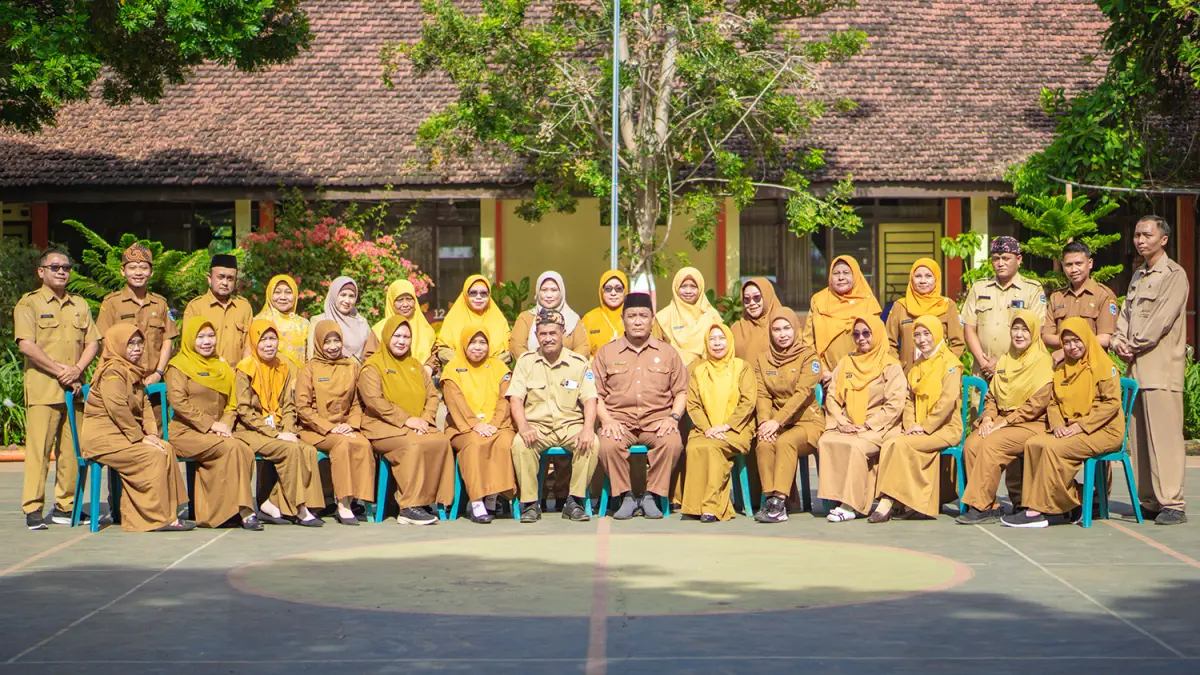 MAJU BERSAMA: Kepala SMPN 1 Sumberasih Drs. Mukhammad Zamroni (tengah) bersama dewan guru dan staf siap membersamai peserta didik meraih prestasi terbaik dan mengembangkan potensi diri yang berkarater akhlak mulia.