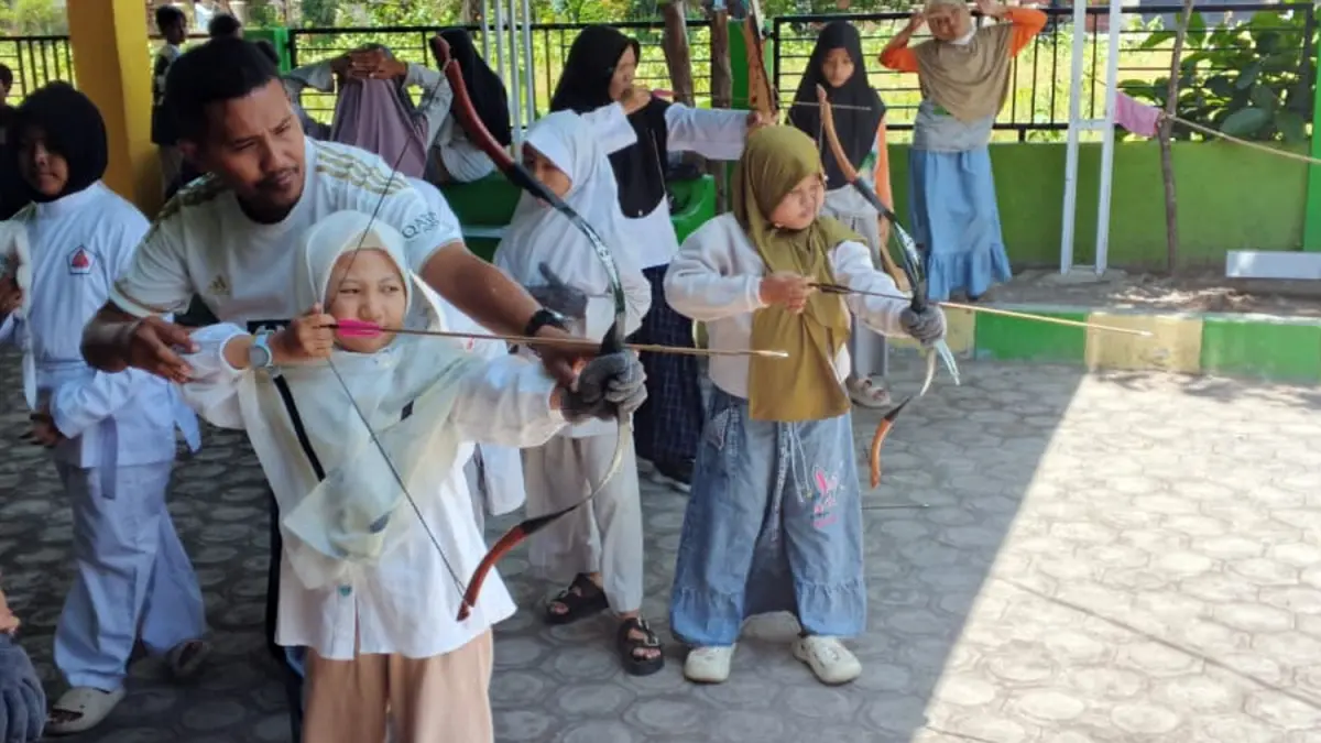 MEMANAH: Siswa SDIT Permata Kraksaan diberikan kebebasan memilih jalur prestasi dan hobi, salah satunya ekstrakurikuler memanah.
