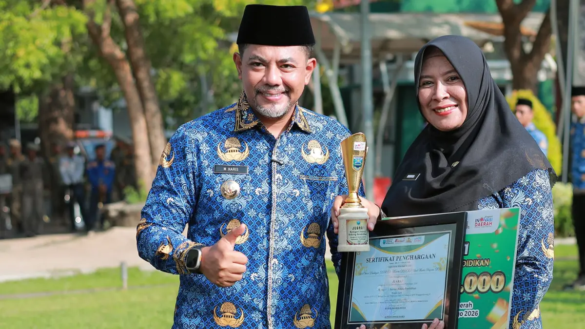 MEMBANGGAKAN: Bupati Probolinggo dr. Muhammad Haris menyerahkan Piala Kepada Indri Oksari Handayani, S.Pd.SD. sebagai Juara 1 Anugerah Inovasi Daerah Kabupaten Probolinggo 2026 Kategori Bidang Inovasi Pendidikan. 