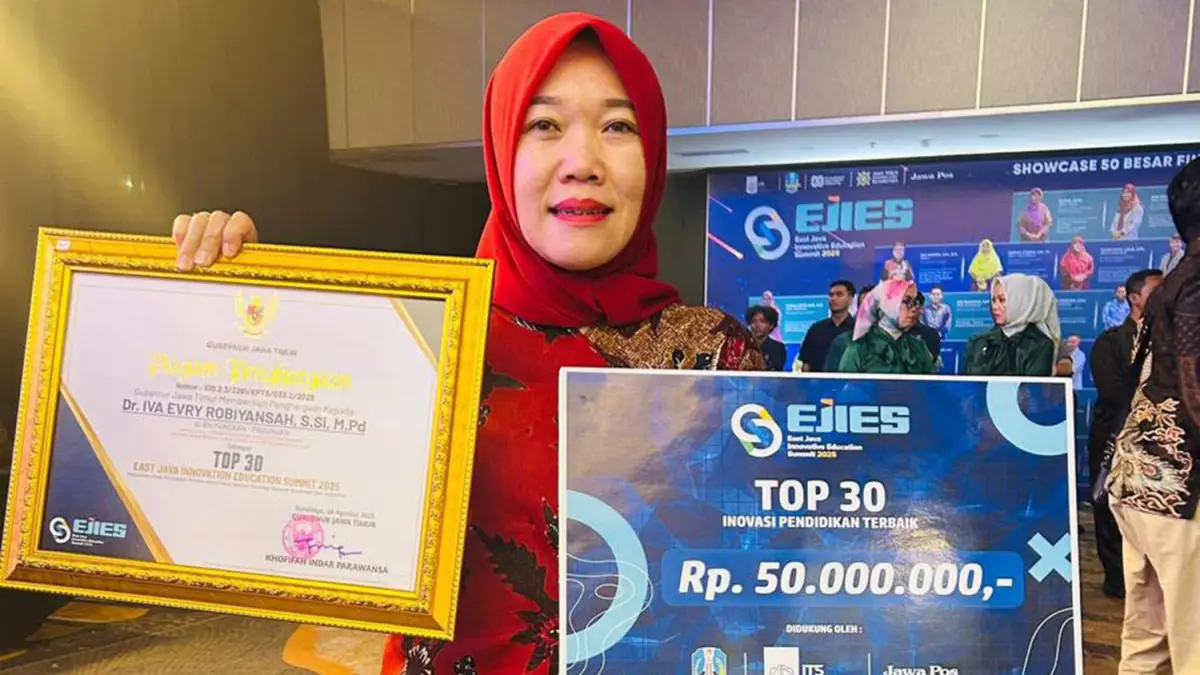 MEMBANGGAKAN: Iva Evry Robiyansah menunjukkan penghargaan 30 Terbaik Inovasi Pendidikan East Java Innovative Education Summit (EJIES) 2025.