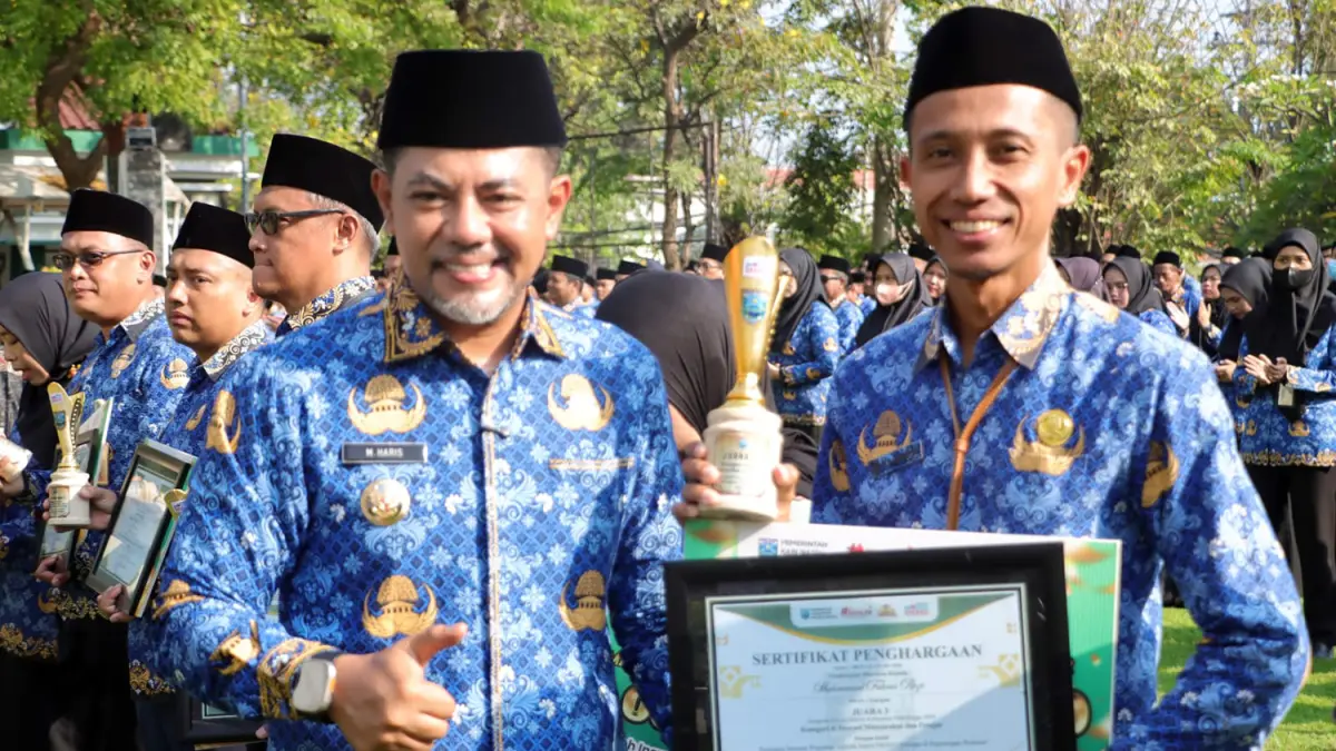 •	MENANG: Kepala SMAN 1 Kuripan Muhammad Fachrur Rozi, M.Pd. saat menerima penghargaan juara 3 dari Bupati Probolinggo Gus Haris dalam ajang Inovasi Daerah Kabupaten Probolinggo 2026