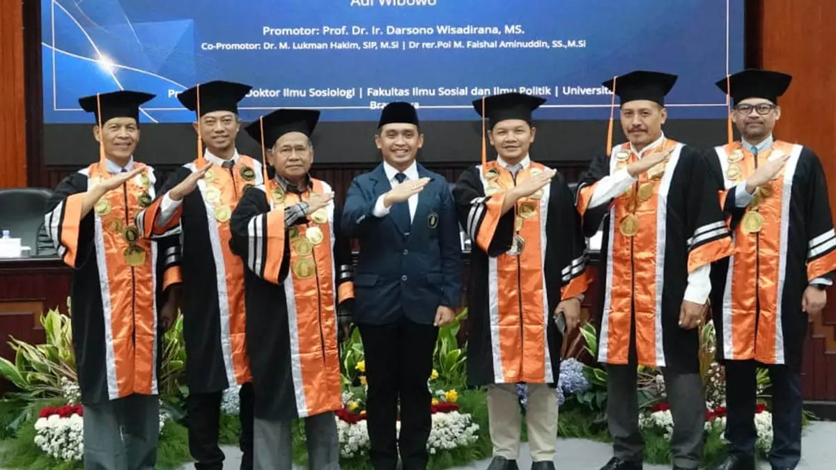 MENATA KOTA: Wali Kota Pasuruan Adi Wibowo saat mendapat gelar doktoral. (Foto: Diskominfotik Kota Pauruan for Jawa Pos Radar Bromo)