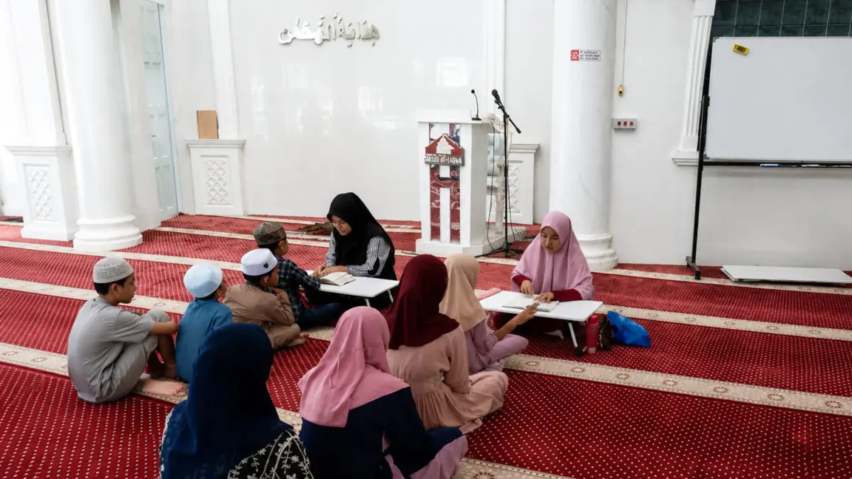 MENGAJI: Alumni SLB Sinar Harapan 3, Tatik Hidayati saat mengajar ngaji di Komunitas Gerkatin Probolinggo.