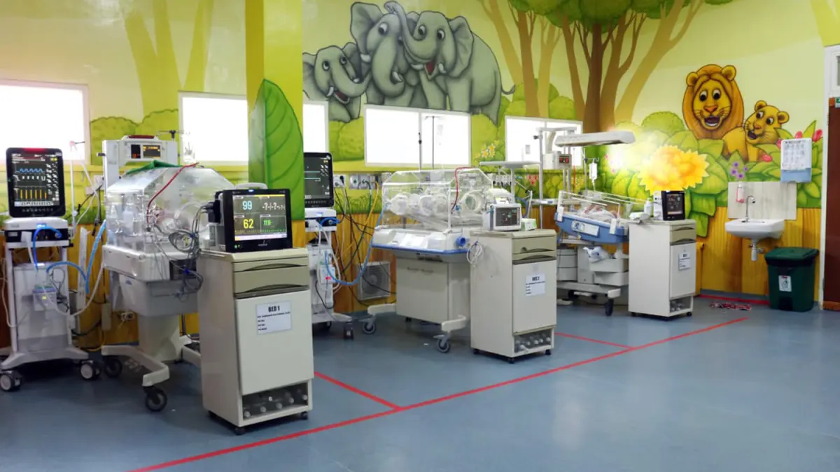 NICU ; Ruangan ini didesain ramah anak dengan ornamen ceria, didukung teknologi modern dan tenaga medis terlatih untuk merawat bayi prematur maupun bayi dengan komplikasi
