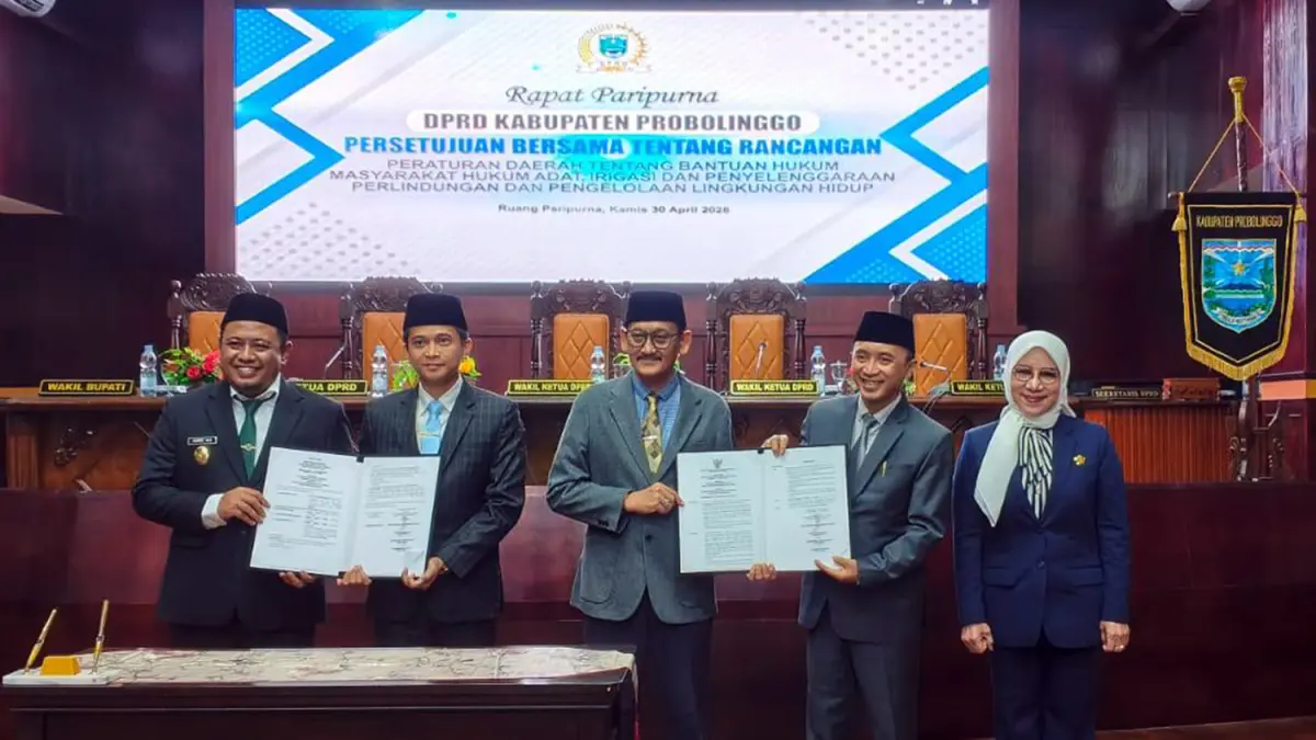 
PEMBAHASAN: Ketua DPRD kabupaten Probolinggo Oka Mahendra Jatikusuma saat rapat paripurna pembahasan Raperda inisiatif bersama Bupati Probolinggo. 
