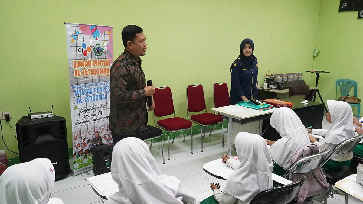 PEMBELAJARAN: Suasana pembelajaran di Rumah Pintar yang memberikan edukasi tambahan bagi anak-anak. (Foto: CJI for Jawa Pos Radar Bromo)