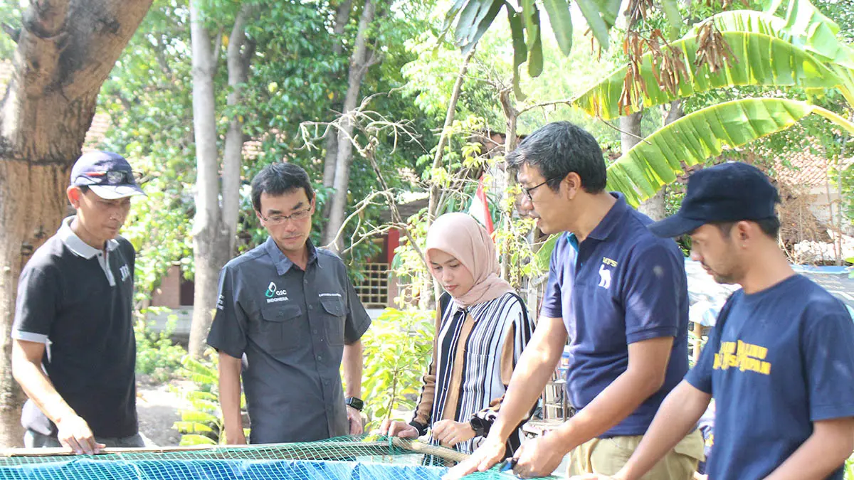 PEMBERDAYAAN: Akses internet juga berfungsi untuk pembelajaran budidaya ikan. (Foto: Japan Tobacco International for Jawa Pos Radar Bromo)