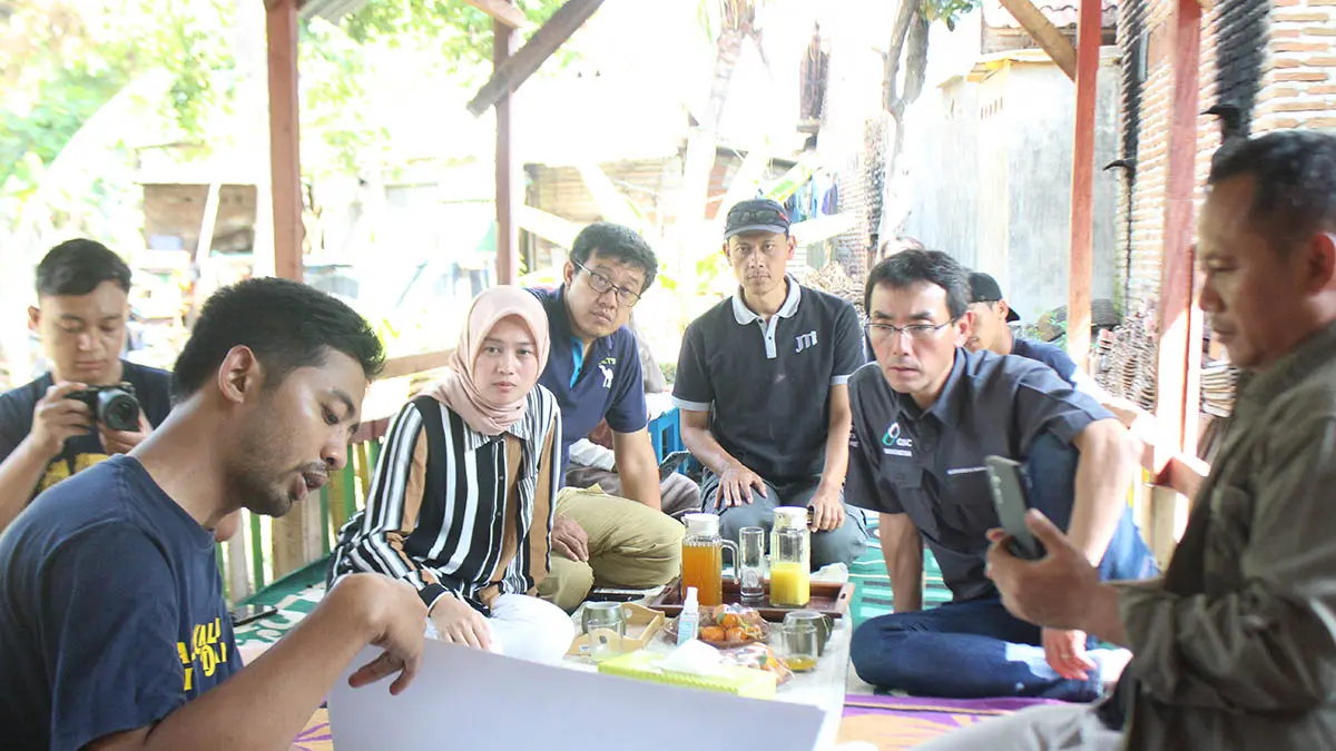 PEMETAAN SOSIAL : Diskusi dengan masyarakat sebelum menentukan bentuk kepedulian sosial. (Foto: Japan Tobacco International for Jawa Pos Radar Bromo)