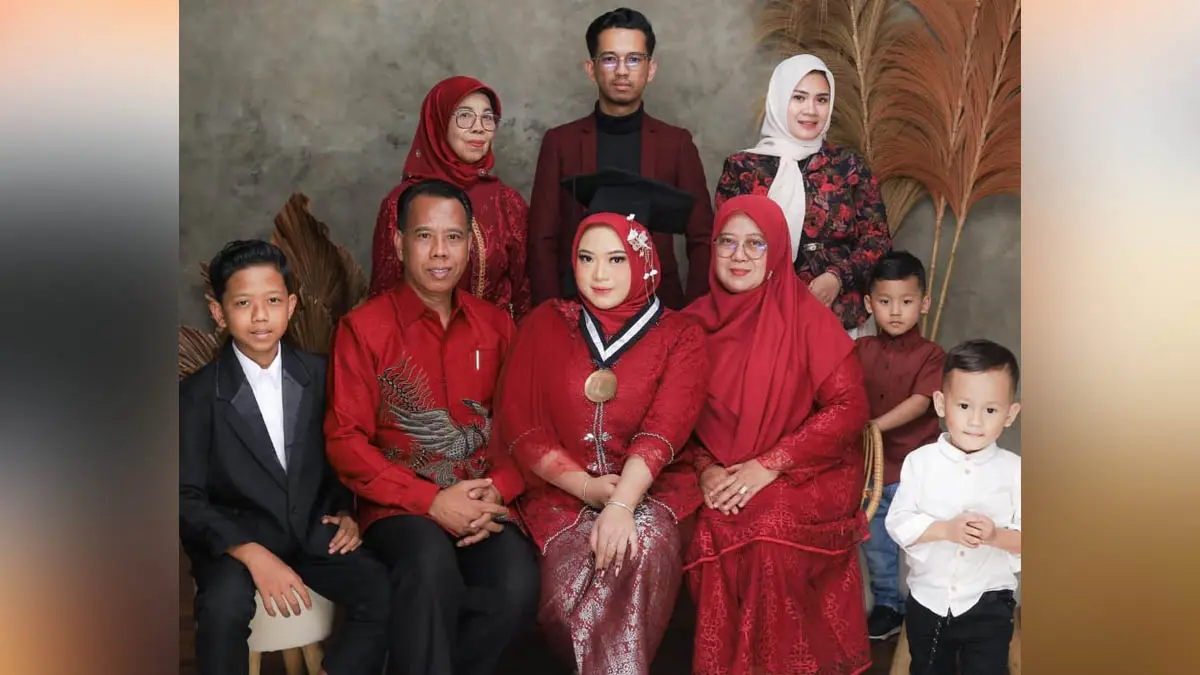 PENUH KEHANGATAN: Ita Fidayanti bersama keluarga dengan formasi lengkap. (dok Pribadi)