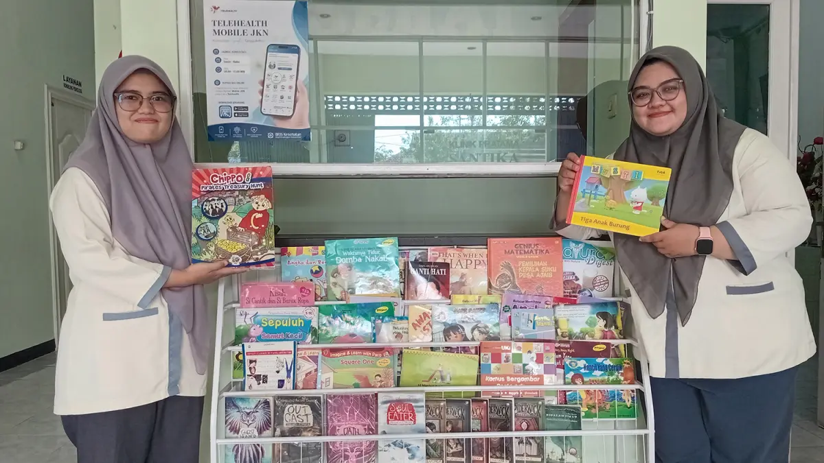 POJOK LITERASI: Pojok baca dengan koleksi buku anak hingga dewasa tersedia di ruang tunggu Klinik Santika Kraksaan untuk menciptakan suasana yang nyaman dan edukatif.