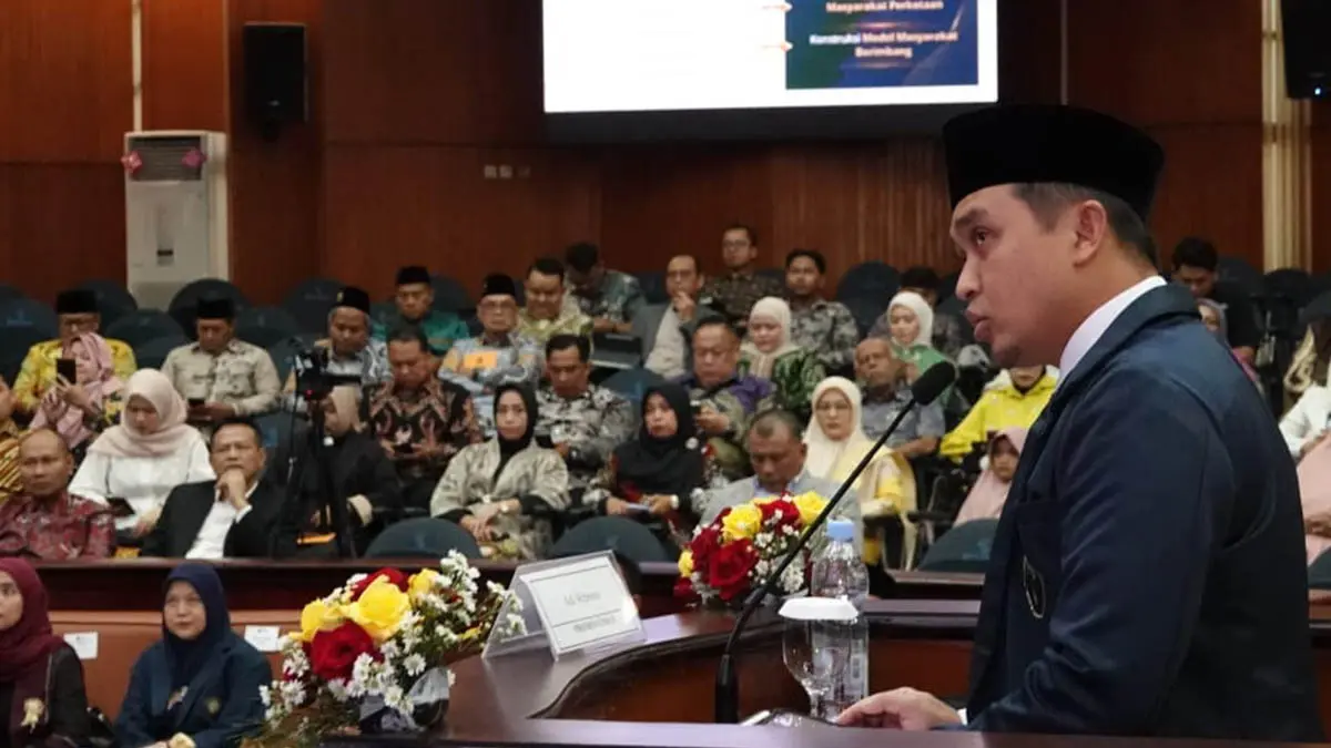 PRESENTASI: Wali Kota Pasuruan Adi Wibowo saat memaparkan desertasi tentang masyarakat berimbang. Adi Wibowo mengangkat studi kesalehan individu dan kesalehan sosial masyarakat perkotaan. (Foto: Diskominfotik Kota Pauruan for Jawa Pos Radar Bromo)