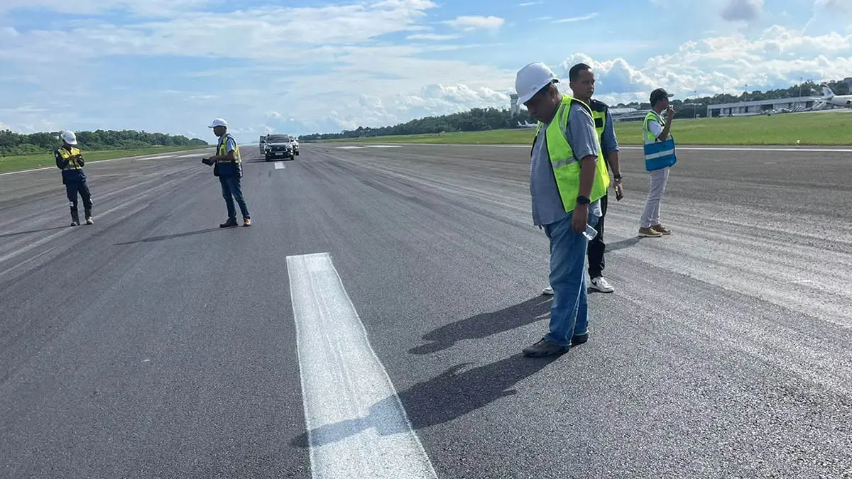 PROFESIONAL: Rosman Ariansyah bersama timnya dalam sebuah pekerjaan di bandara. (dok Pribadi)