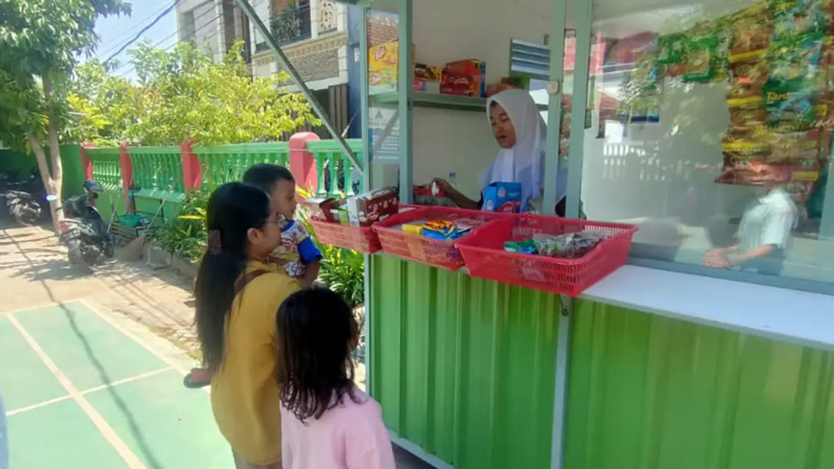 RAMAH: Murid SLB Sinar Harapan 3 Kota Probolinggo saat melayani pembeli di kantin sekolah.