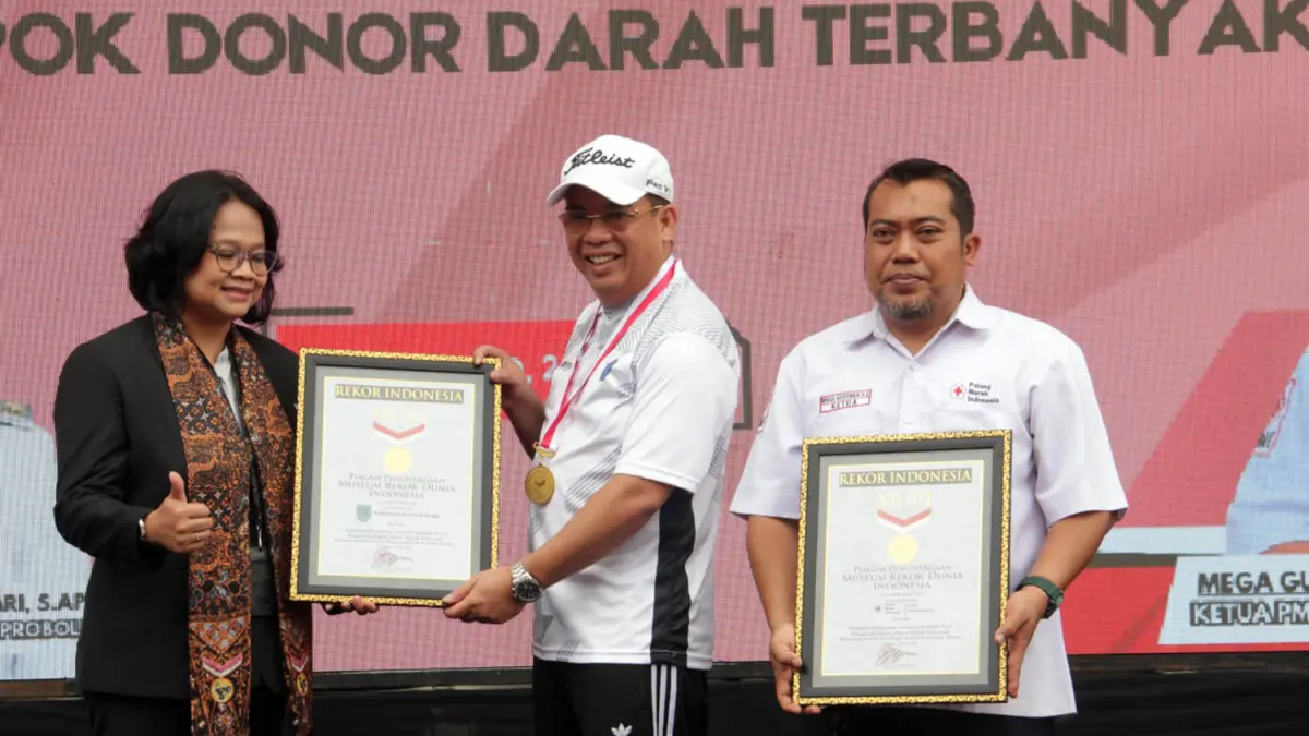 REKOR MURI: Wali Kota Probolinggo dr Aminuddin menerima Piagam Rekor MURI untuk PMI Kota Probolinggo sebagai Kota Siaga Kelompok Donor Darah pada 23 Mei 2025.