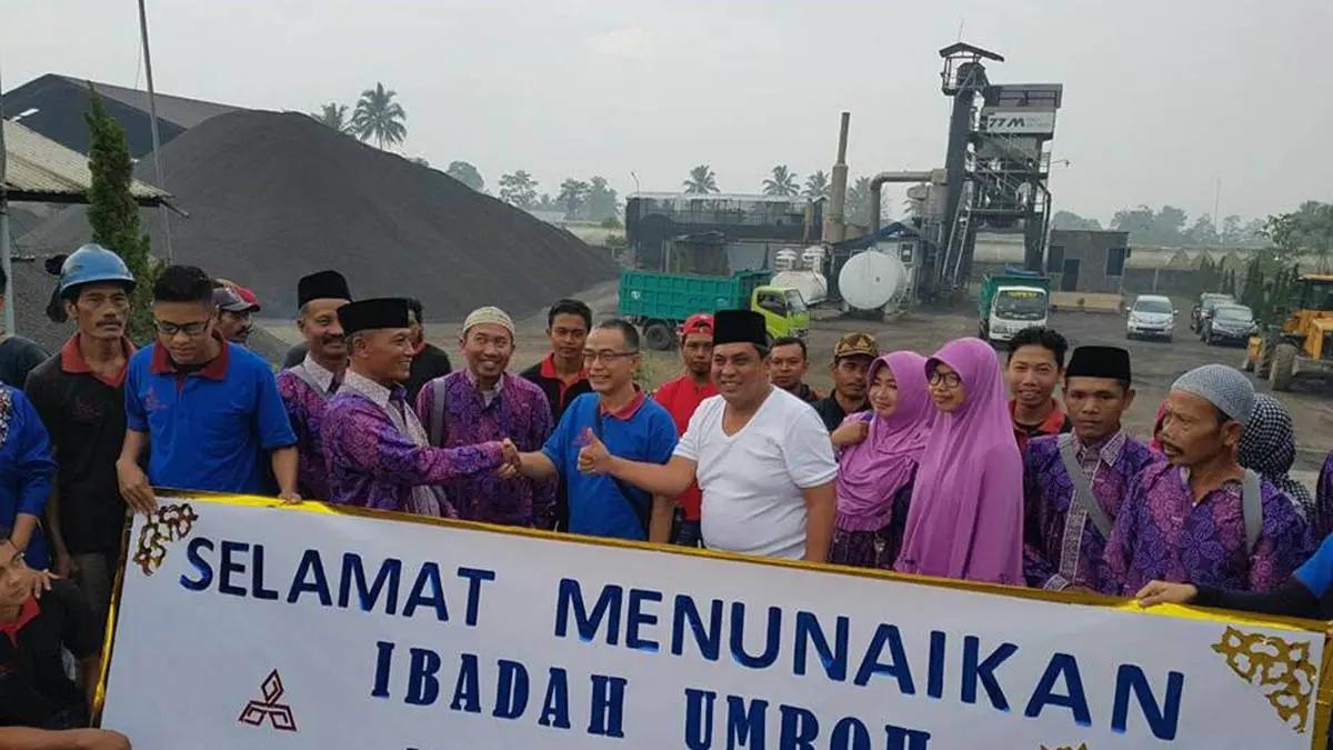 REWARD: Rosman Ariansyah bersama sejumlah karyawannya di PT Multi Razuka Sakti yang bersiap diberangkatkan umrah.
