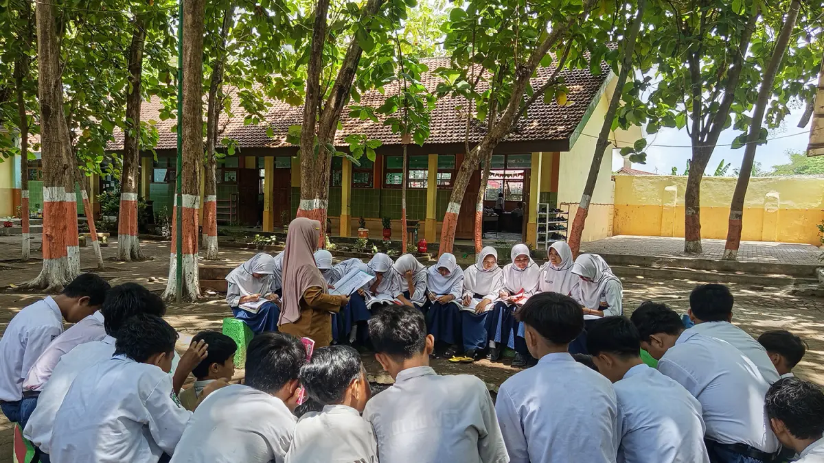 RINDANG: Suasana kegiatan belajar mengajar di luar kelas, menjadi salah satu tip SMPN 1 Sumberasih mengusir kejunuhan siswa dan merangsang pemikiran kritis.