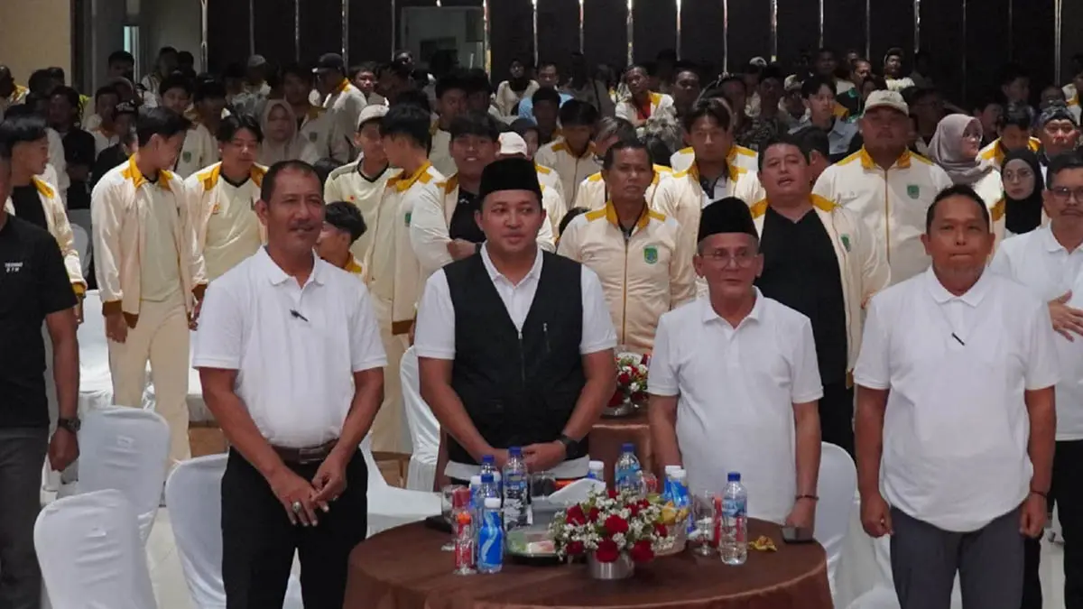 SALING MENDUKUNG: Jajaran pengurus KONI bersama Bupati Pasuruan Rusdi Sutejo dan anggota DPRD Kabupaten Pasuruan. (KONI for Jawa Pos Radar Bromo)